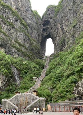 Das Tianmen-Tor: Eine märchenhafte Felsformation für Abenteurer!