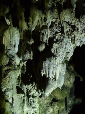  Der Qixingyan-Felsen - Ein Paradies aus Stalagmiten und mystischen Höhlen!