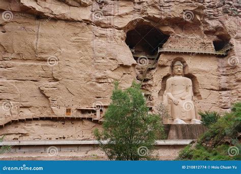 Der Große Buddhas von Bingling-Tempel: Eine majestätische Steinstatue aus dem 6. Jahrhundert!