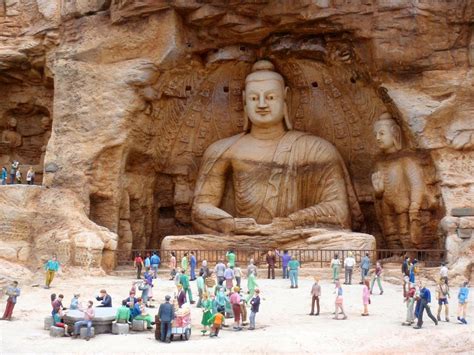 Der Große Buddhas von Lanzhou: Ein gigantisches Meisterwerk aus Stein!