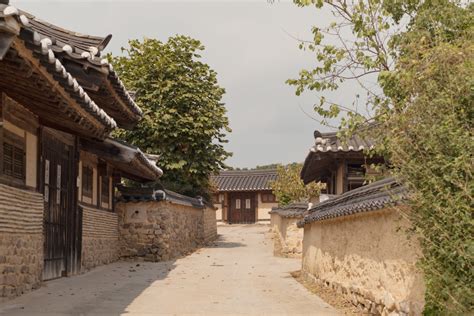 Der  Andong Hahoe Folk Village: Ein historisches Dorf voller Tradition und Kultur!