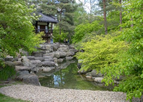 Der Eojeongwon Hausgarten! Ein Juwel der koreanischen Gartenkunst in Essenzen des Konfuzius.