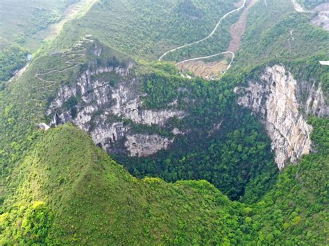 Der Jinzhai Tiankeng: Ein gigantisches Loch im Herzen Guangxi!