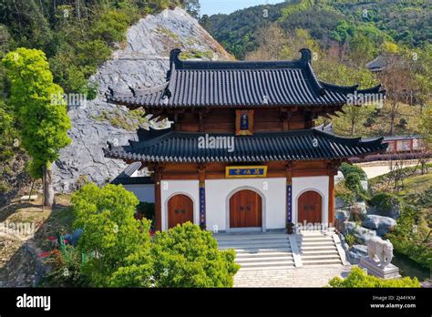 Der Lianhua-Tempel: Ein verstecktes Juwel spiritueller Ruhe und architektonischer Pracht!