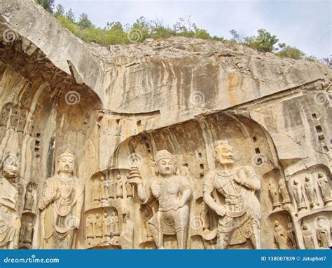 Der Longmen-Grottentempel – Ein spirituelles Meisterwerk aus Stein und Geschichte!