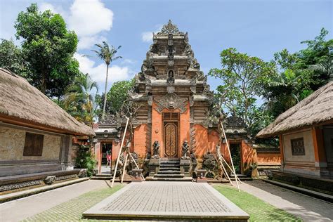  Der Ratu Agung Palace: Ein Versunkenes Juwel Indonesischer Geschichte!