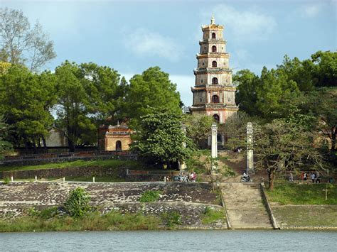 Der Thien Mu-Pagode! Ein spirituelles Juwel inmitten der geschäftigen Stadt Hue!