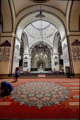 Der Ulu Cami von Bursa: Ein historischer Schatz für Geschichtsliebhaber und Architektur-Fans!