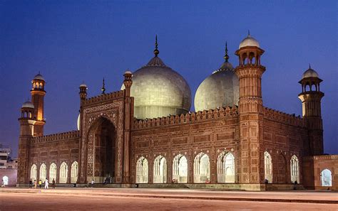 Die Badshahi-Moschee: Ein architektonisches Juwel des Mogulreiches!