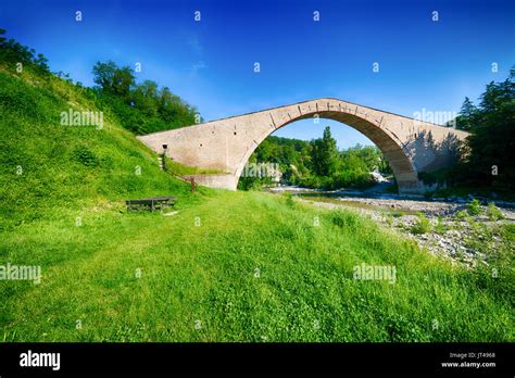 Die Römische Brücke von Quiroga: Ein steinernes Meisterwerk der Antike!